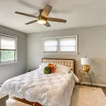 Dutch Country Home Near Family Attractions!